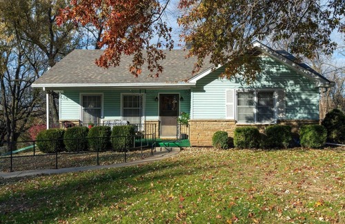 Kansas City House | KC's Stadium B&B Chiefs/Royals, I-70, parking, pets, Whole house, fenced yard