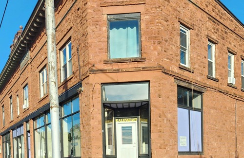 South Range Apartment | KE/GH Spacious 5-bedroom Dual apartment on the Trail w/WiFi, AC