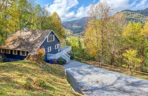 Maggie Valley House | Keaton Cottage -Breathtaking Views, Spacious Charm