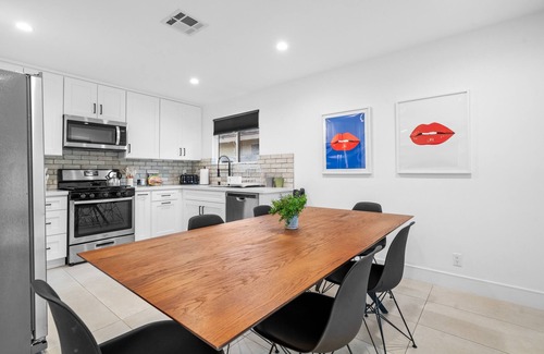 Valley Glen House | Keep it simple at this peaceful and centrally-located place!
