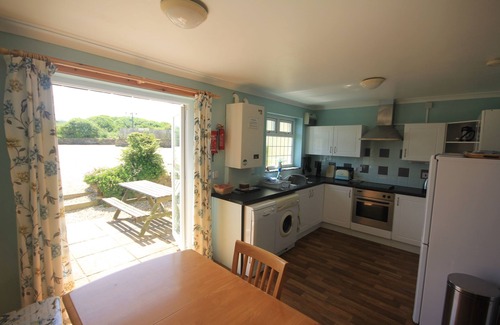 Harlyn Cottage | Kegyn - Harlyn Bay Cornwall, sleeps 5 guests & accepts pets
