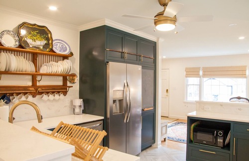 North Downtown House | Kelly Cottage-Lovely Light Filled Home in Downtown Charlottesville - Extended Stay