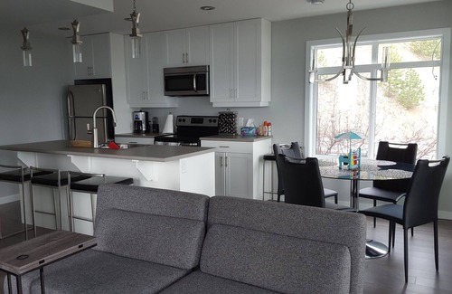 Central Okanagan House | Kelowna BC Vacation Home—Amazing Lake Views—2 Bed & Bath, Beach, Pool, Lake Fun