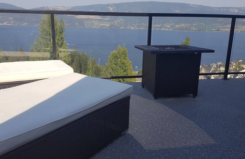 Central Okanagan House | Kelowna BC Vacation Home—Amazing Lake Views—2 Bed & Bath, Beach, Pool, Lake Fun