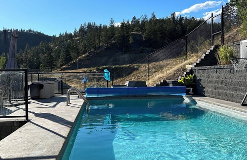 North Glenmore House | Kelowna winter getaway on Knox Mountain minutes from downtown.
