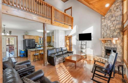 Branson House | Kemper's Cabin by Silver Dollar City - Ideally located