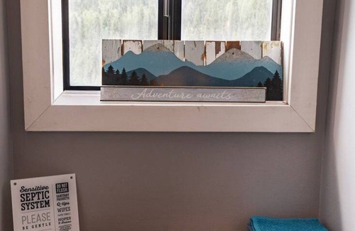 Silverton Apartment | Kendal Room Cozy Mountain Lodge Retreat