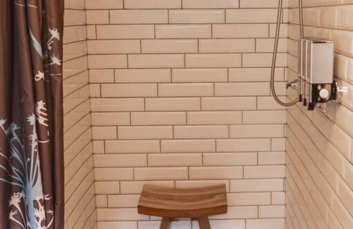 Silverton Apartment | Kendal Room Cozy Mountain Lodge Retreat