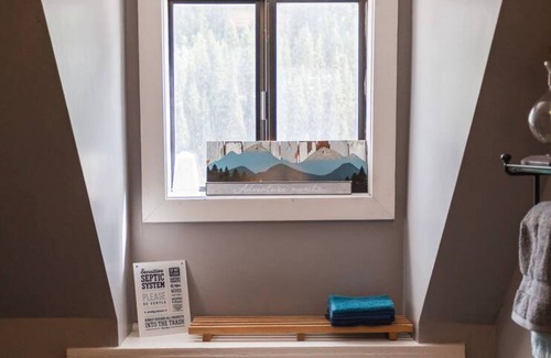 Silverton Apartment | Kendal Room Cozy Mountain Lodge Retreat