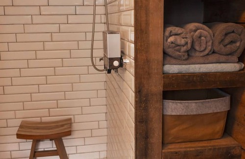 Silverton Apartment | Kendal Room Cozy Mountain Lodge Retreat