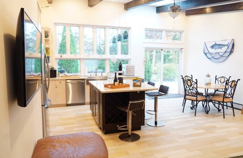 Southold House | Kenneys Beach retreat by the Wineries