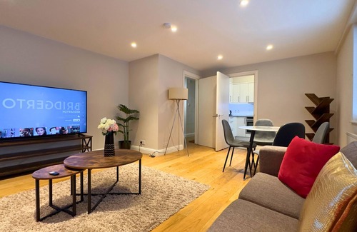 Westminster Apartment | Kensington 2Bed Stucco High Ceilings @LuxuryLondonStays