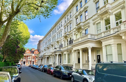 Westminster Apartment | Kensington 2Bed Stucco High Ceilings @LuxuryLondonStays
