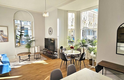 Westminster Apartment | Kensington 2Bed Stucco High Ceilings @LuxuryLondonStays