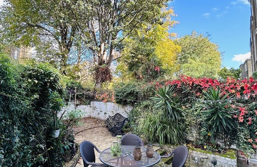 Abingdon Apartment | Kensington Garden Sanctuary - birds, squirrels & unique art! nBy Holland Park