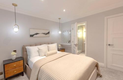 Queen's Gate Apartment | Kensington Palace Apartment - Luxury 3BR 4BA with Cinema Room