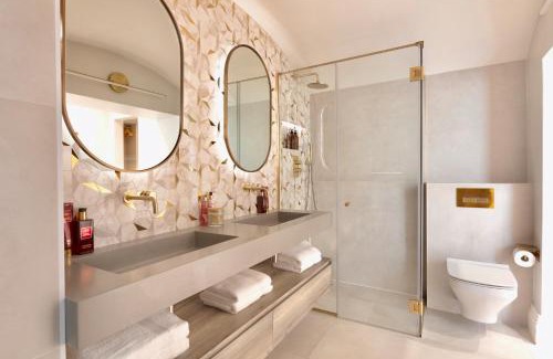 Queen's Gate Apartment | Kensington Palace Apartment - Luxury 3BR 4BA with Cinema Room