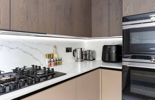 Queen's Gate Apartment | Kensington Palace Luxury Apartment | Cinema Room, AC, Seconds from Hyde Park