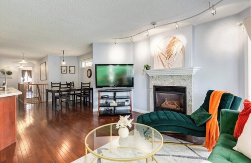 Sunnyside Apartment | Kensington/Walk to Bow River, DT, Grocery, Shops