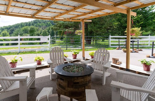 Berea Cottage | Kentucky Inn & Horse Farm. Cottage-Style Barn Suite, Breakfast Included