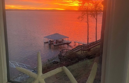Gilbertsville Cottage | KENTUCKY LAKE HOUSE WITH THAT MILLION DOLLAR VIEW!