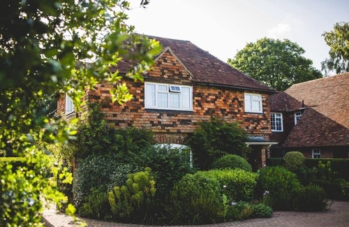 Etchinghill House | Kentwood Manor- Country retreat with Pool and Pool house