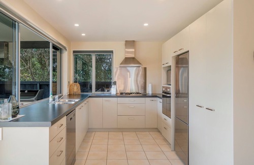 Matarangi House | Kenwood Paradise - 2 houses along from beach access