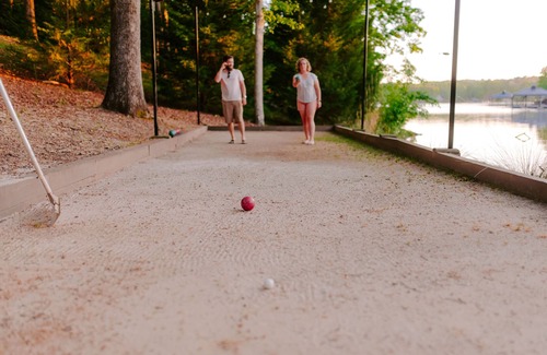 Saxony Forest House | Keowee Lakefront dock, canoe, kayaks, and more!