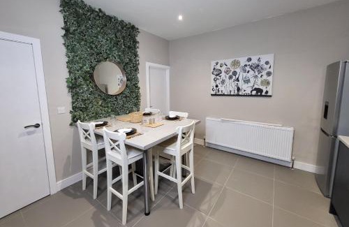 Harehills Apartment | Kepler Residence Modern 4 Bedroom Property 1 mile from Leeds Centre