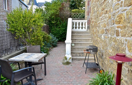 Courtoisville-Sillon-Moka Villa | Ker Lucienne" 50m from the "sillon" beach in the center of town, 12 minutes from the city center and the TGV train station.