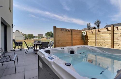 Saint-Aubin-du-Cormier Villa | Ker Phan Cozy urban cottage with hot tub