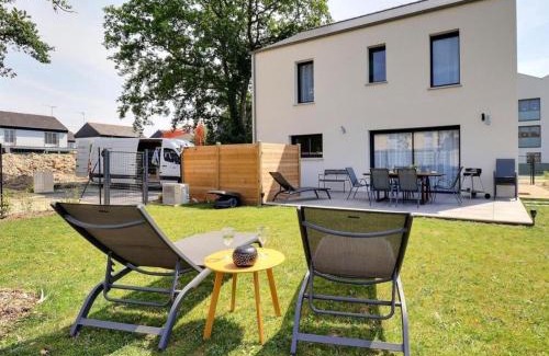 Saint-Aubin-du-Cormier Villa | Ker Phan Cozy urban cottage with hot tub