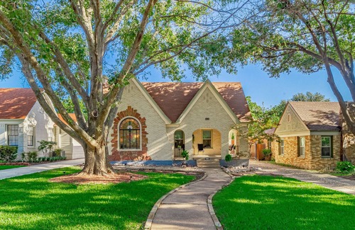 Kessler House | Kessler Park Bungalow - Walking distance to Bishop Arts District