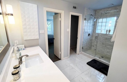 Kessler House | Kessler Park Retreat 5 min from Downtown and Bishop Arts