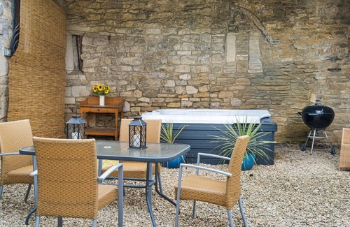 King's Stanley Cottage | Kestrel Barn, Leonard Stanley - sleeps 5 guests in 2 bedrooms