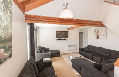 Jindabyne House | Kestrels Rest 1 116 Gippsland Street