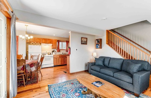 Geneva House | Keuka Cottage: "Relaxing Pet Friendly Getaway Overlooking Seneca Lake!"