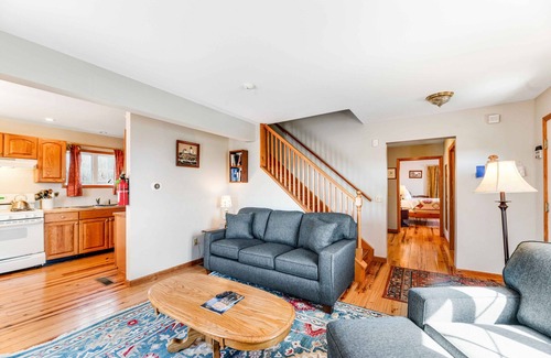 Geneva House | Keuka Cottage: "Relaxing Pet Friendly Getaway Overlooking Seneca Lake!"