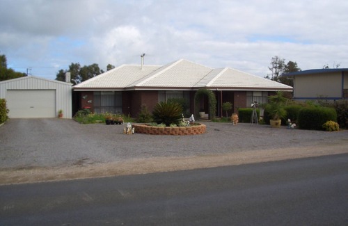 Melville House | Kev's Place ~ Spacious ~ short walk to the beach ~ Pet Friendly