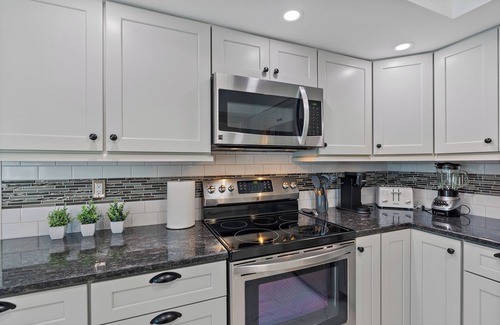 Gulf Gate Woods House | KEY DREAMS-LARGE HEATED POOL-3 BR-10 MIN TO SIESTA KEY-SLEEPS 8-GULF GATE