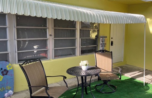 Lake Worth Corridor House | Key West House ! Patio Grill Firepit Fenced Backyard Driveway Biz Ready Lg Group