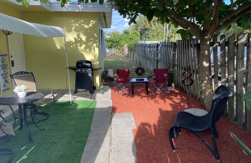 Lake Worth Corridor House | Key West House ! Patio Grill Firepit Fenced Backyard Driveway Biz Ready Lg Group