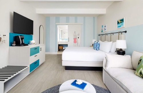 New Town Hotel | Key West Resort Room | Fun Dining, Pools, Music Nights & Free Shuttle to Town