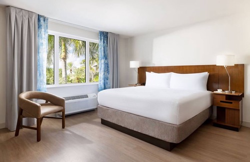 New Town Hotel | Key West Stay Ideal For Couple Close to Mallory Square | Outdoor Swimming Pool