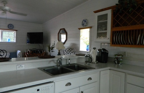 East Lake Cottage | Key West Style Cottage on 2.5 Acre Estate (Secluded)- Very quiet -Tarpon Springs