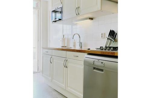 Leiden Apartment | KeyCityApt Near Amsterdam Two Miles To City Centre Breakfast Included