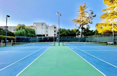 Walnut Creek Apartment | KeyLuxe, Jacuzzi—Pool—Gym—Tennis, Walnut Creek