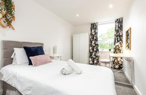 Southampton Apartment | KGV Stays Millbrook Executive Smart Corporate Apartment with Excellent City Links