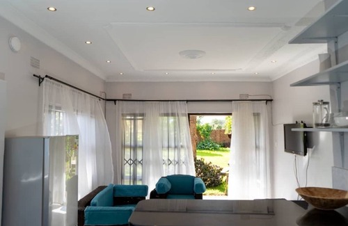 Victoria Falls House | KhayaLethu -Beautiful Family Holiday Home