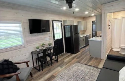 Carbon Hill House | Khyla-NEW tiny home with shared fishing pond